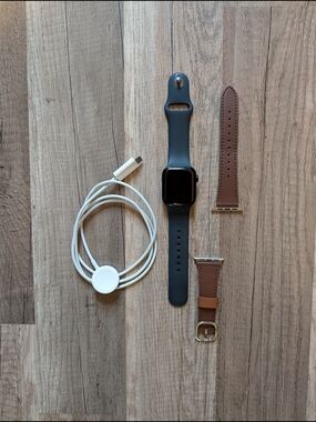 Apple Watch SE (GPS) (2nd Generation) - 40mm, Charging Cord & Leather Strap